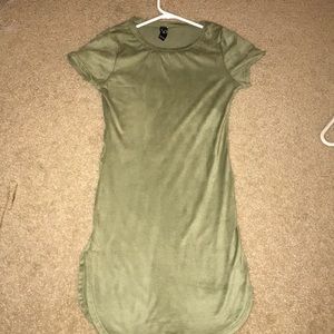 Green sleeved dress